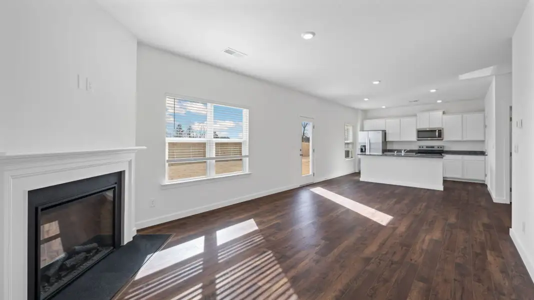 Spacious, unfurnished interior of a new home in Lone Oaks Farm, Cleveland (Image 13).