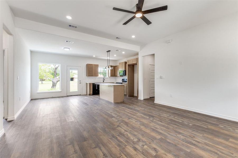 Spacious, unfurnished interior of a new home in , Granbury (Image 21).