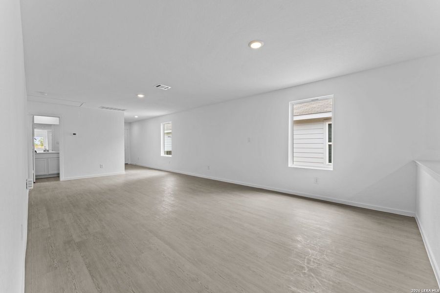 Spacious, unfurnished interior of a new home in Spring Grove, St. Hedwig (Image 18).