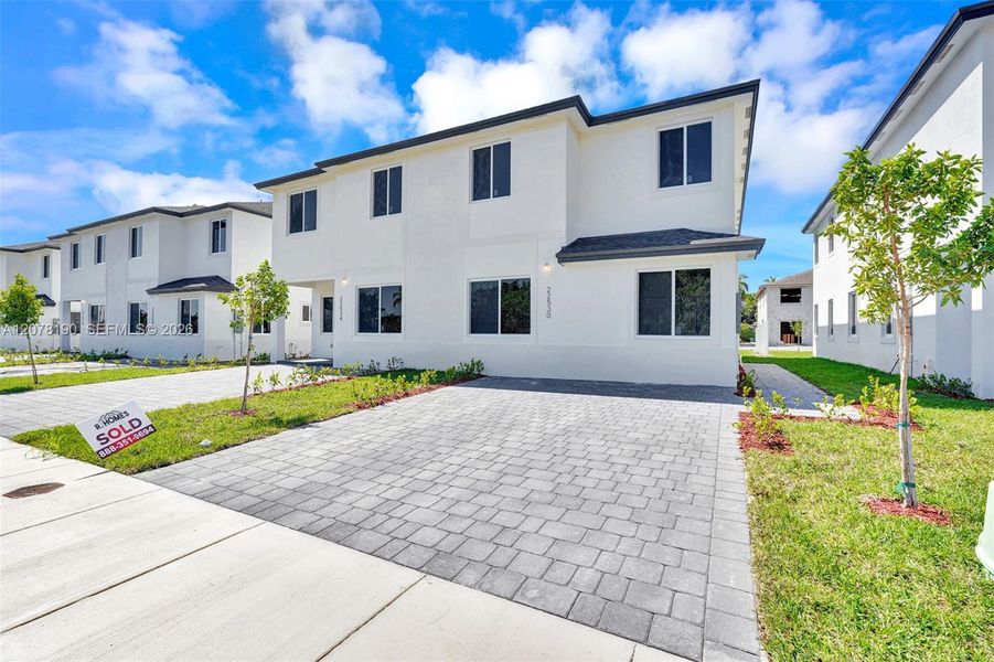 Exterior details and patio area of a home in , Miami (Image 24).