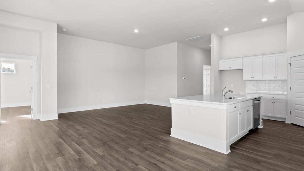 Spacious, unfurnished interior of a new home in Rolling Hills, Bolivia (Image 13).