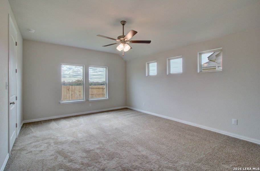 Spacious, unfurnished interior of a new home in Stream Waters, Seguin (Image 12).