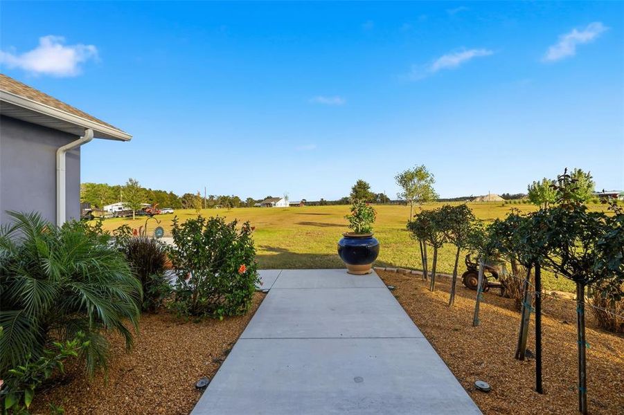 Exterior details and patio area of a home in , Dade City (Image 4).