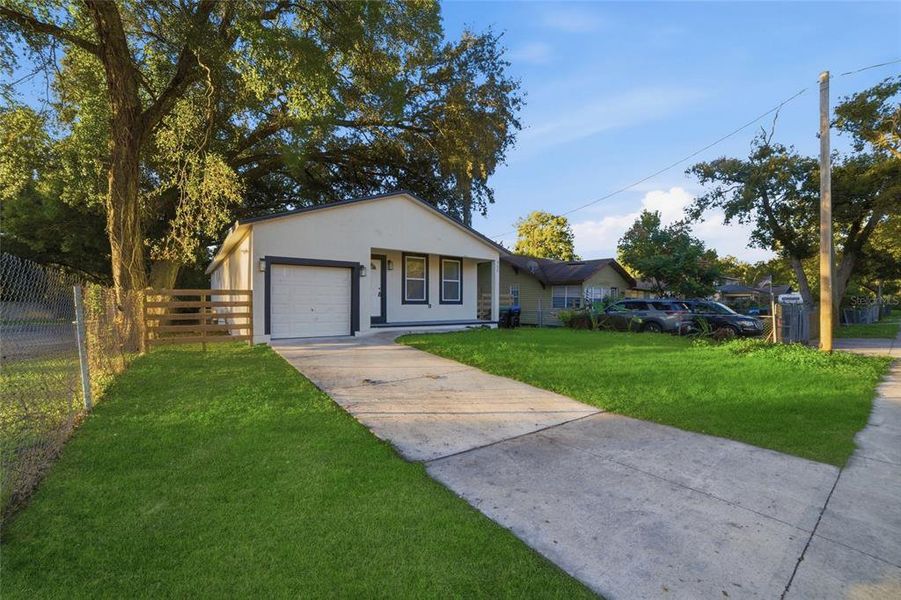 Exterior details and patio area of a home in , Orlando (Image 17).