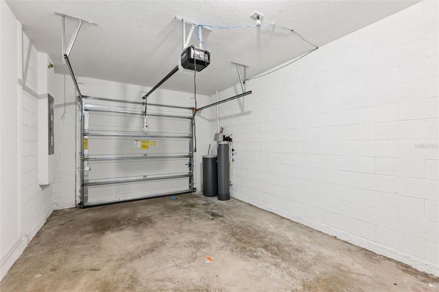 Spacious, unfurnished interior of a new home in , Orlando (Image 12).