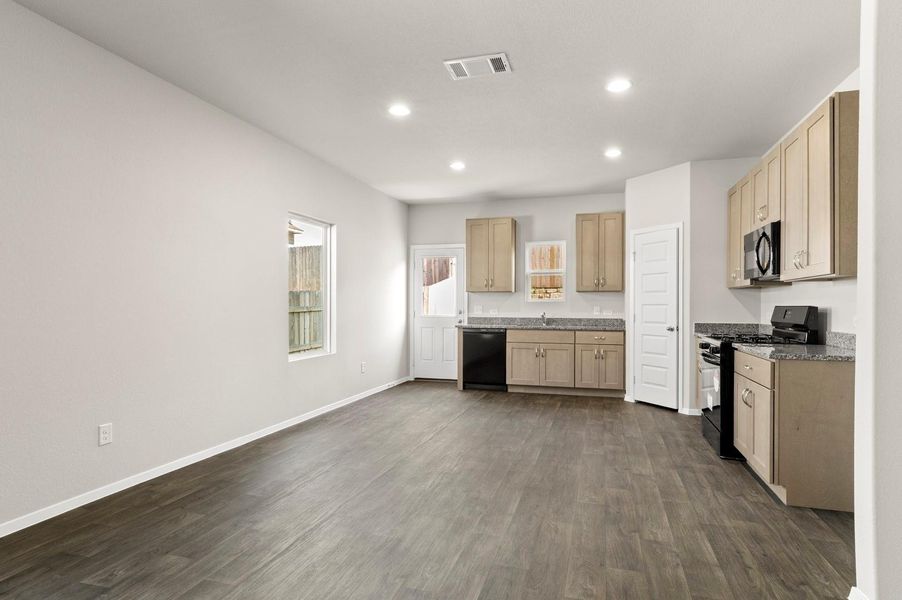 Spacious, unfurnished interior of a new home in Cloverleaf, Austin (Image 23).