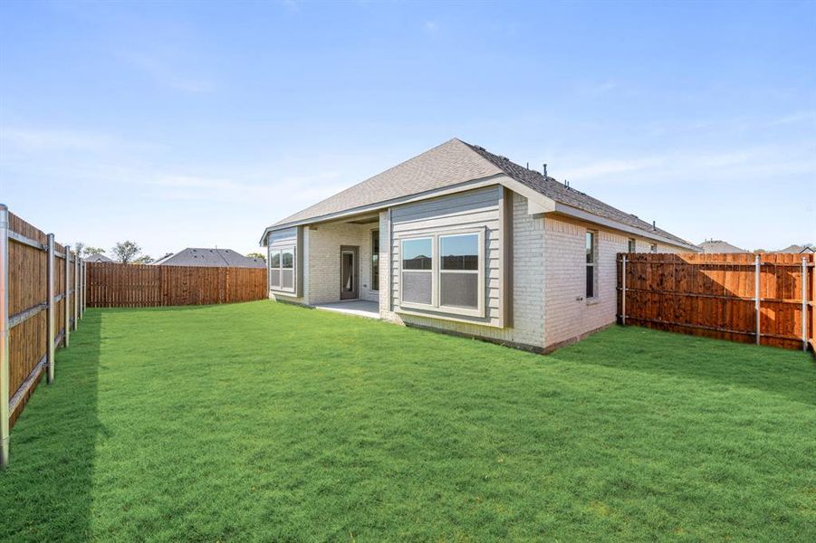 Exterior details and patio area of a home in Sunset Ridge, Alvarado (Image 23).