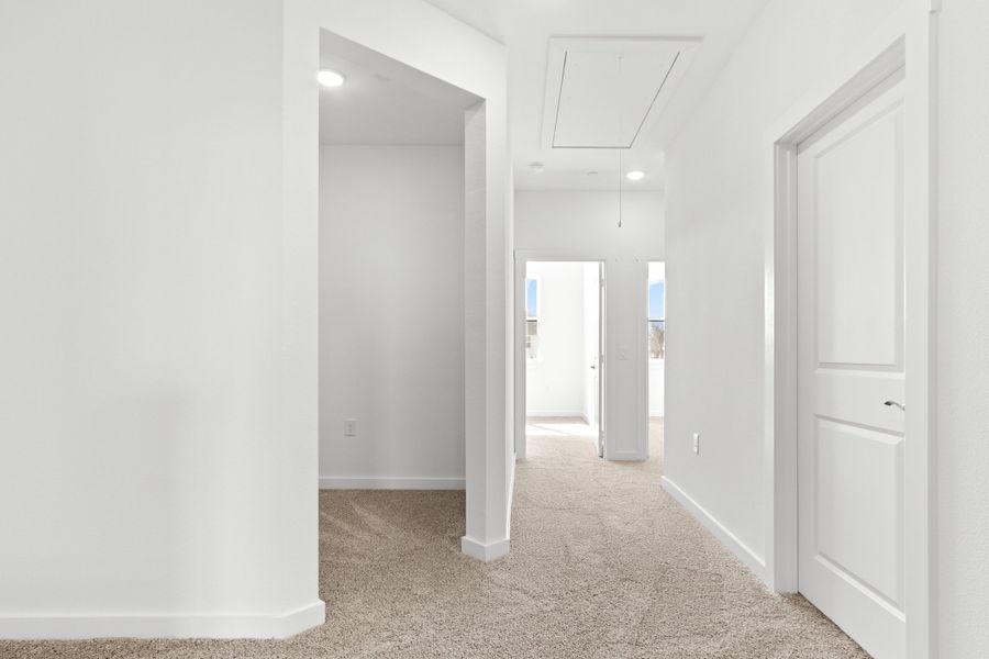 Spacious, unfurnished interior of a new home in Wildridge, Oak Point (Image 18).