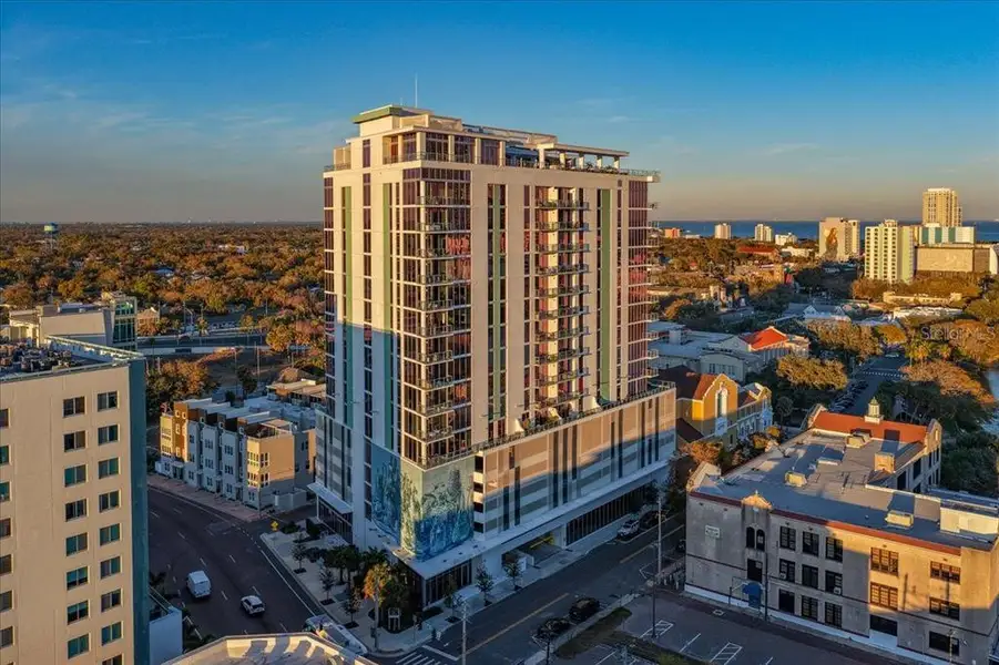 Condo located in St. Petersburg, FL showcasing its design and architecture (Image 5).