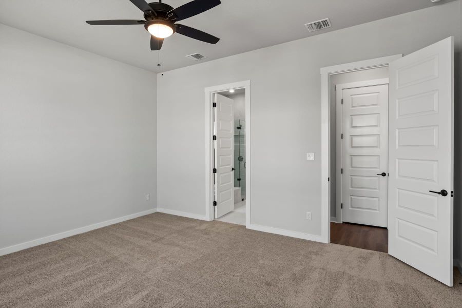 Spacious, unfurnished interior of a new home in Lariat, Liberty Hill (Image 34).