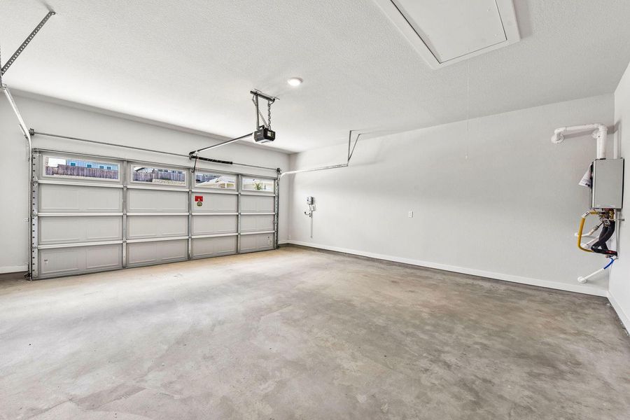Spacious, unfurnished interior of a new home in Cloverleaf, Austin (Image 20).