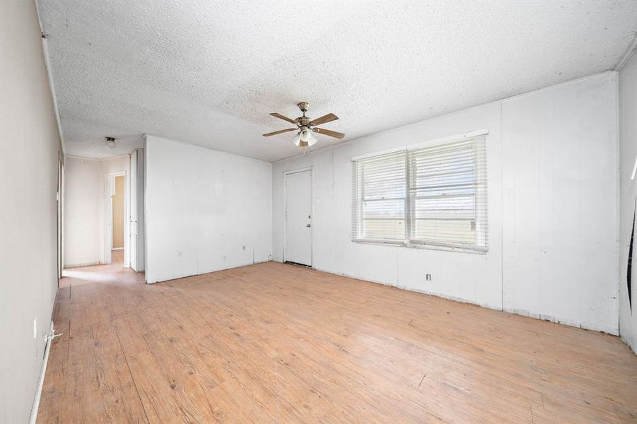 Spacious, unfurnished interior of a new home in , Hillsboro (Image 7).