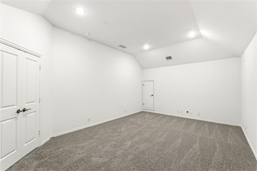Spacious, unfurnished interior of a new home in Chaparral Park, Oak Point (Image 17). Spacious, unfurnished interior of a new home in Chaparral Park, Oak Point (Image 17).