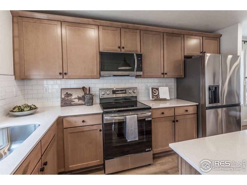 KITCHEN W/ S.S. APPLIANCES