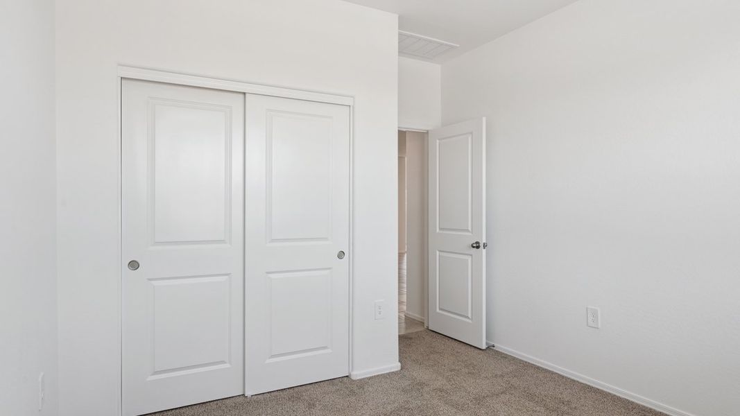 Spacious, unfurnished interior of a new home in Quail Ranch, San Tan Valley (Image 19).