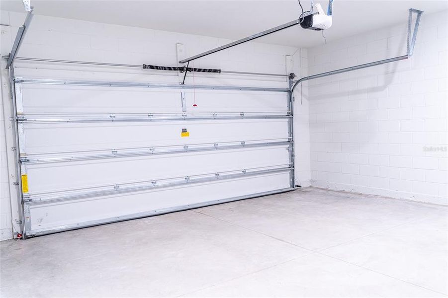 Spacious, unfurnished interior of a new home in , Citrus Springs (Image 25).