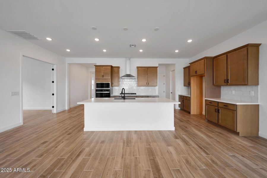 PHX_Landmarke_Lot 1191_Crimson_281_Kitch