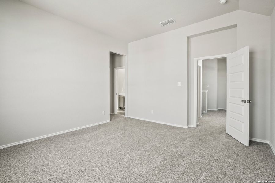 Spacious, unfurnished interior of a new home in Blue Ridge Ranch, San Antonio (Image 17).