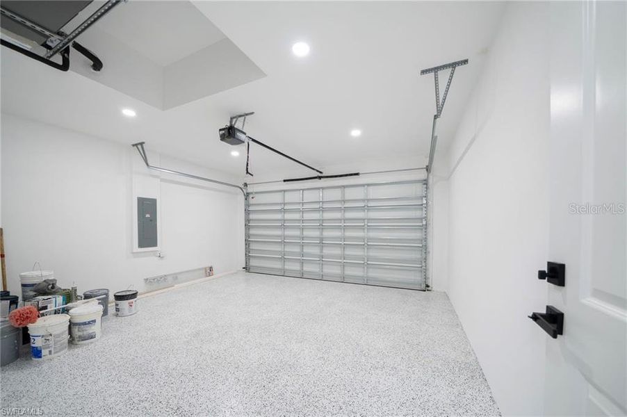 Spacious, unfurnished interior of a new home in , Lehigh Acres (Image 10).