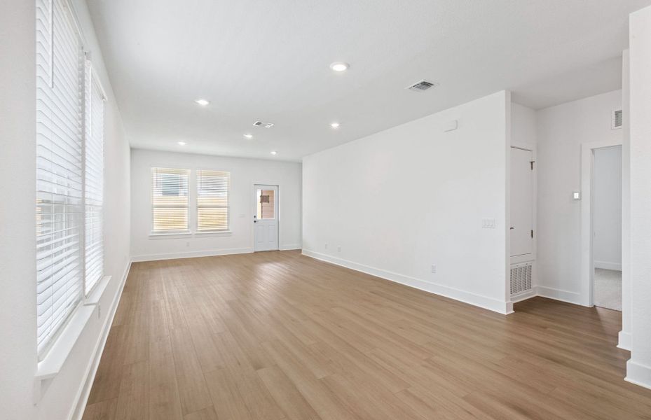 Spacious, unfurnished interior of a new home in Crosswinds, Kyle (Image 13).