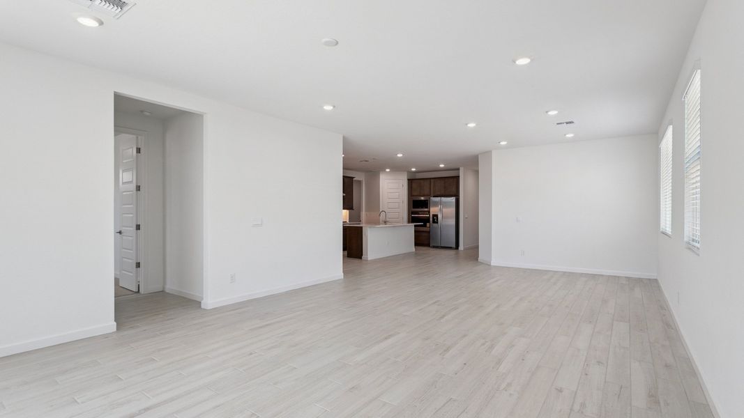 Spacious, unfurnished interior of a new home in Aloravita, Peoria (Image 19).