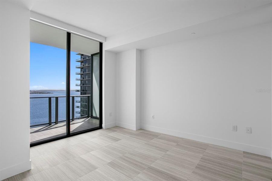 Spacious, unfurnished interior of a new home in , Tampa (Image 68).