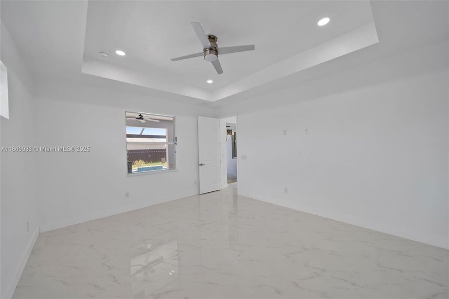 Spacious, unfurnished interior of a new home in , Cape Coral (Image 30).