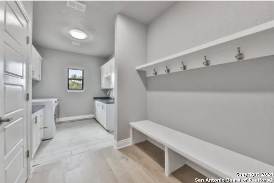 Furnished interior view inside a new home in , Bandera (Image 10).