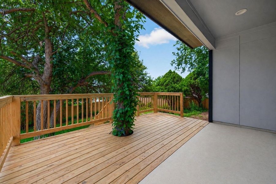 Large covered patio  for outdoor relaxation or entertaining. V