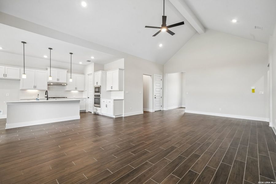 Spacious, unfurnished interior of a new home in Village at Three Oaks, Seguin (Image 12).