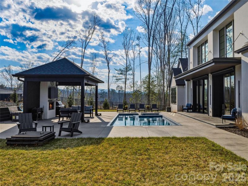 Community amenities in , Asheville (Image 34).