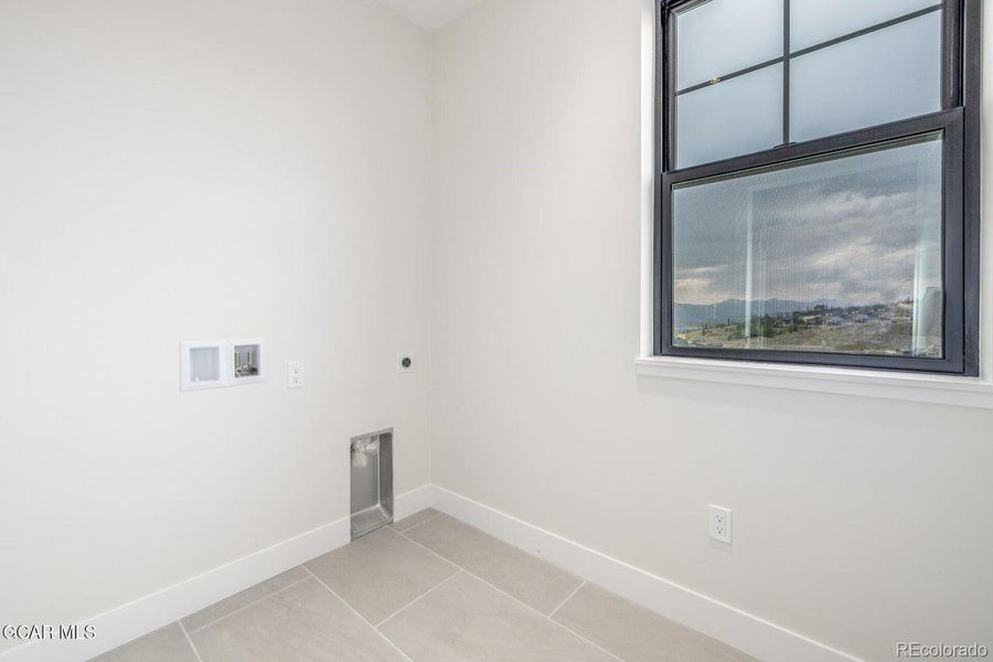 Spacious, unfurnished interior of a new home in , Granby (Image 23).