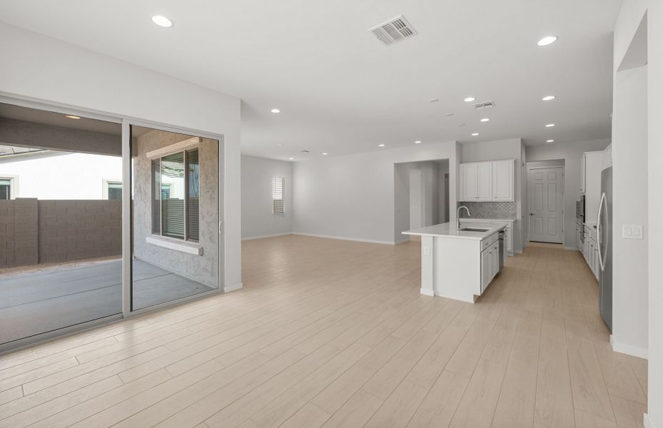 Spacious, unfurnished interior of a new home in Sun City Anthem at Merrill Ranch, Florence (Image 27).