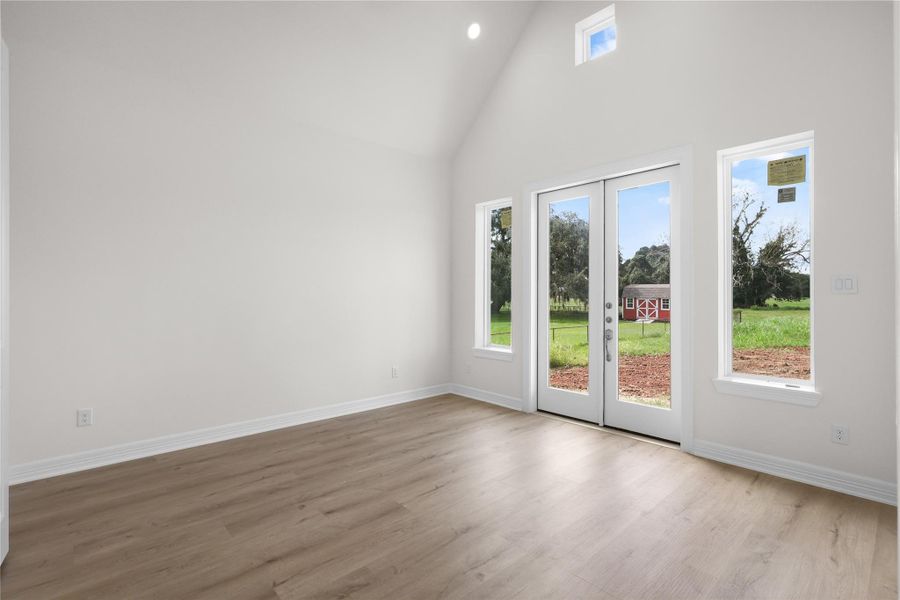 Spacious, unfurnished interior of a new home in , Angleton (Image 11).