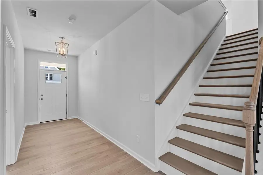 Spacious, unfurnished interior of a new home in Fieldstone, Lexington (Image 17).