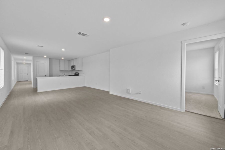 Spacious, unfurnished interior of a new home in Spring Grove, St. Hedwig (Image 12).