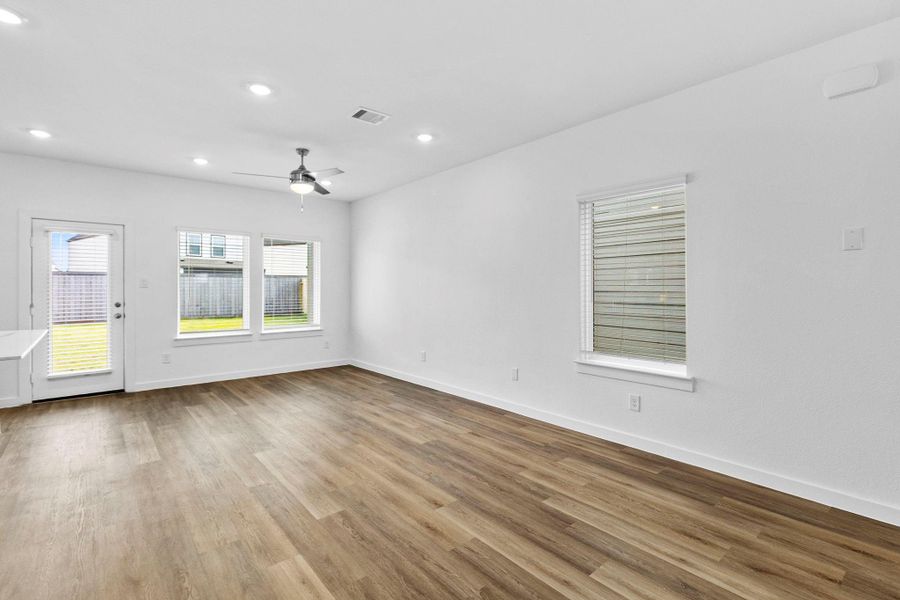 Spacious, unfurnished interior of a new home in Grand West, Houston (Image 18).