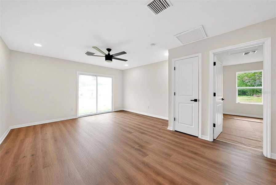 Spacious, unfurnished interior of a new home in , Leesburg (Image 30).