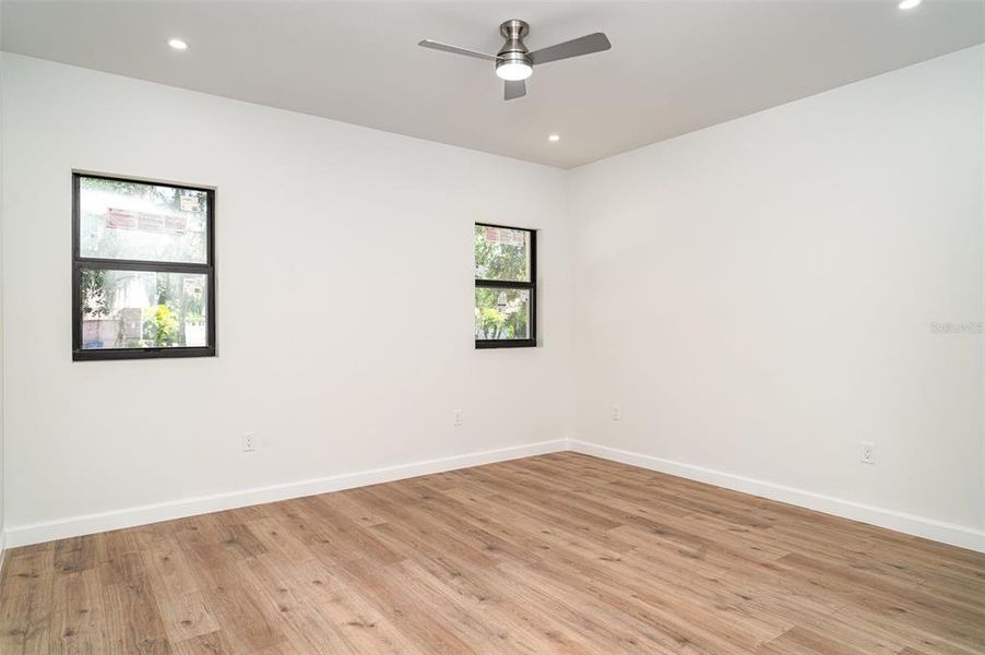 Spacious, unfurnished interior of a new home in , Sarasota (Image 26).