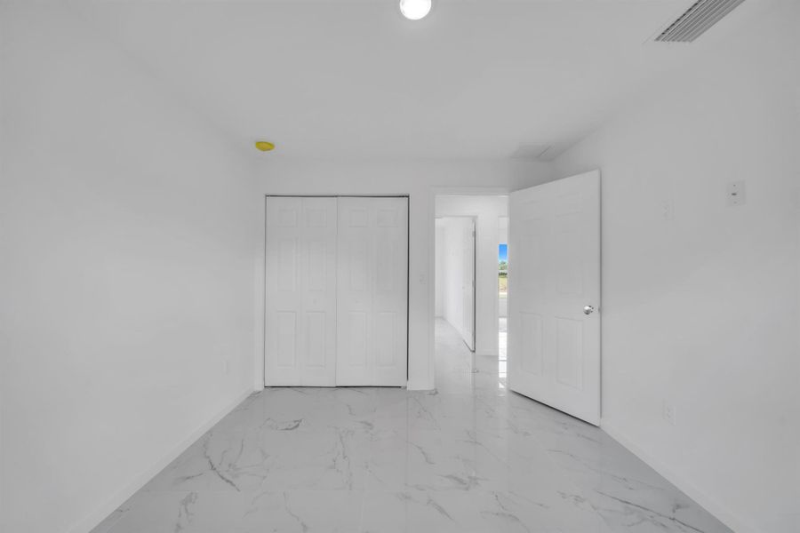 Spacious, unfurnished interior of a new home in , Lehigh Acres (Image 9).