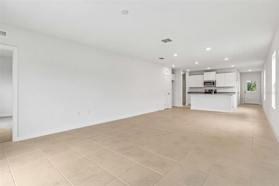 Spacious, unfurnished interior of a new home in Liberty Trace, Haines City (Image 15).