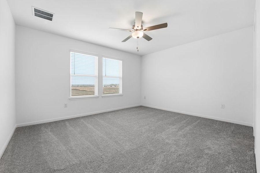 Spacious, unfurnished interior of a new home in Longview, Del Valle (Image 13).