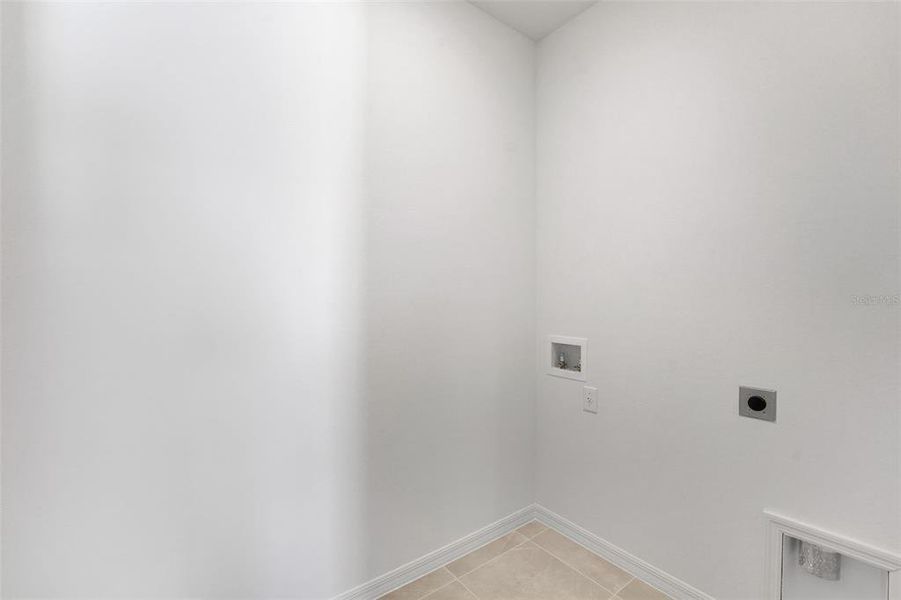 Spacious, unfurnished interior of a new home in Tuscan Hills, Dade City (Image 17).