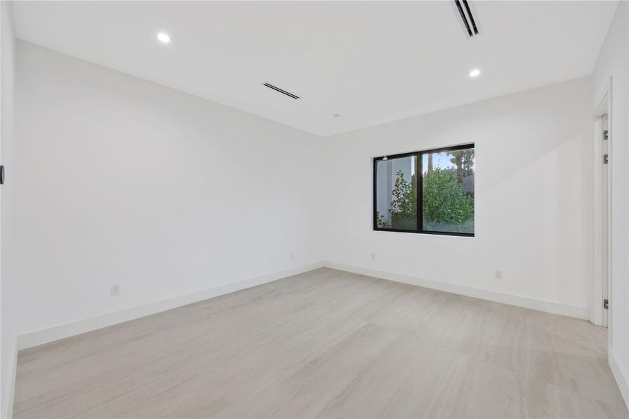 Spacious, unfurnished interior of a new home in , Parkland (Image 20).