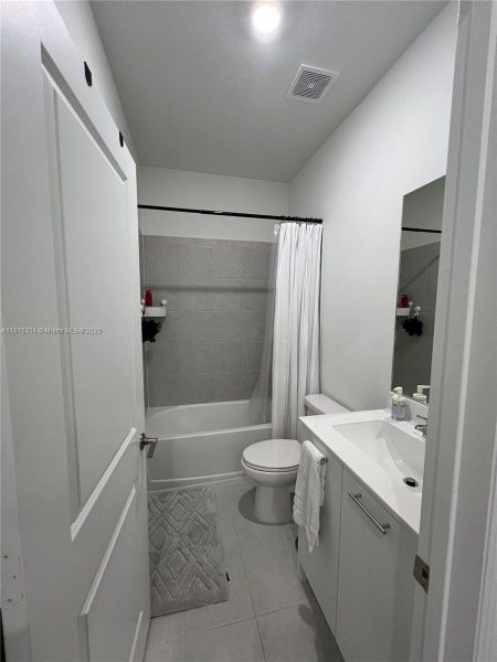 Furnished interior view inside a new home in , Miami Gardens (Image 4).