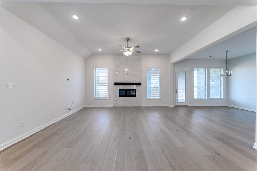 Spacious, unfurnished interior of a new home in Heath Golf & Yacht Club, Heath (Image 21).