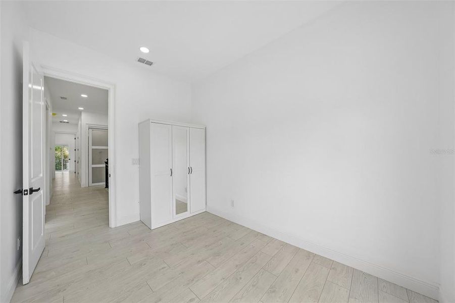 Spacious, unfurnished interior of a new home in , Tampa (Image 50).