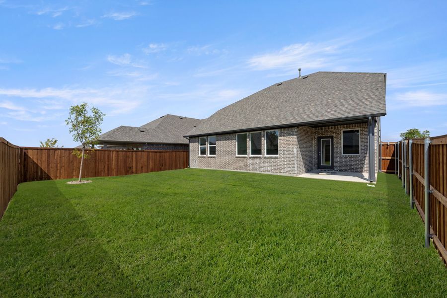 Exterior details and patio area of a home in Creekside, Royse City (Image 21).