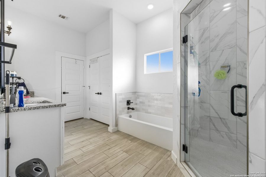 Furnished interior view inside a new home in , La Vernia (Image 17).