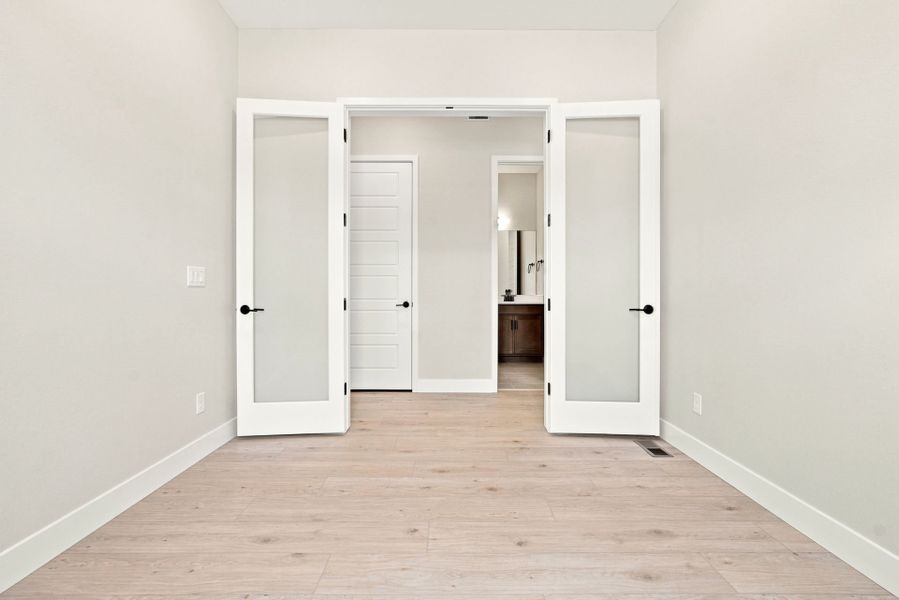 Spacious, unfurnished interior of a new home in Hilltop at Inspiration, Aurora (Image 13).